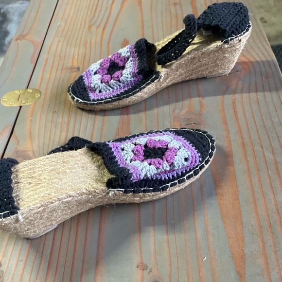 Amazing Crocheted Espadrilles - Picture 3 of 9